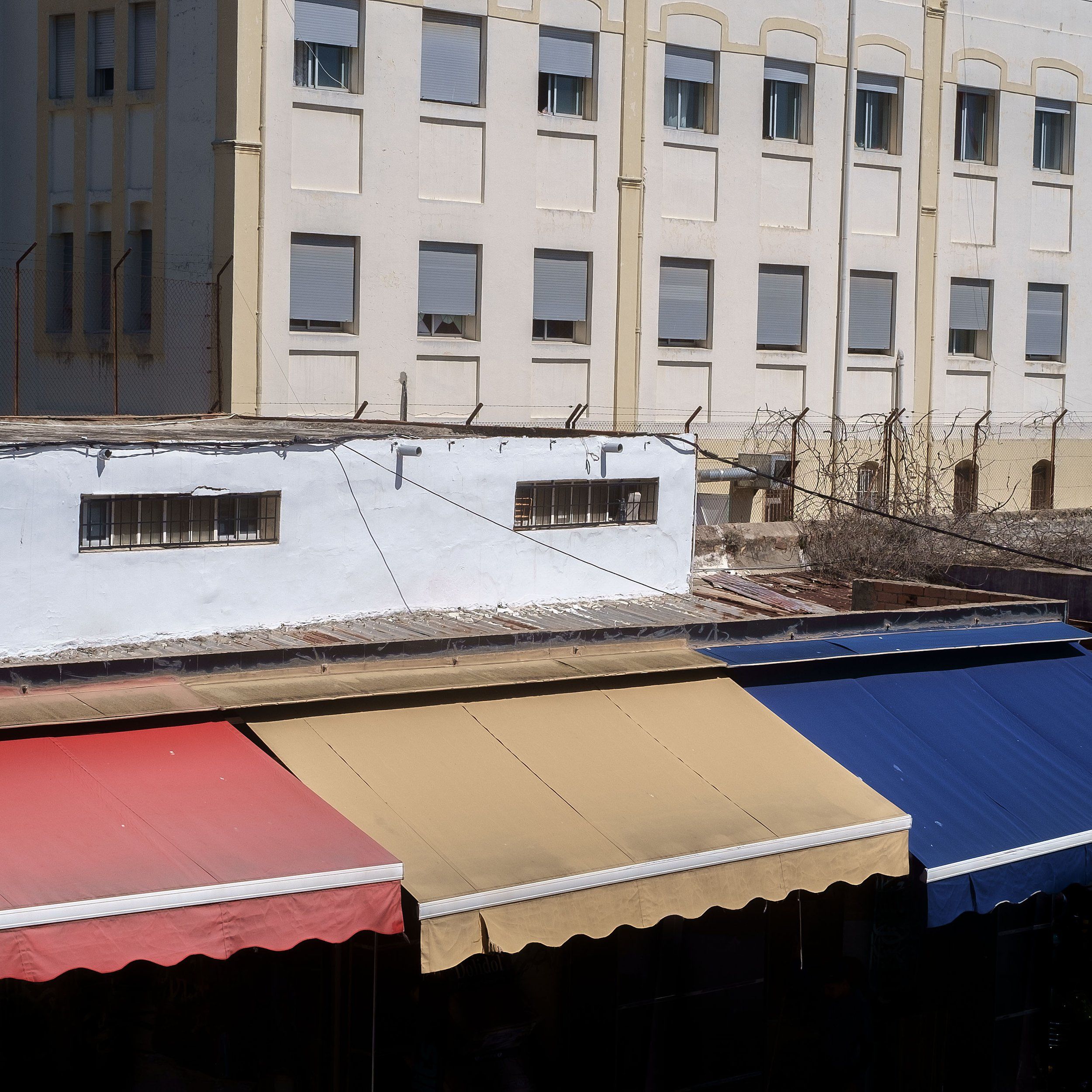 Toldos de colores en una fachada, fotografía de Míchelo Toro