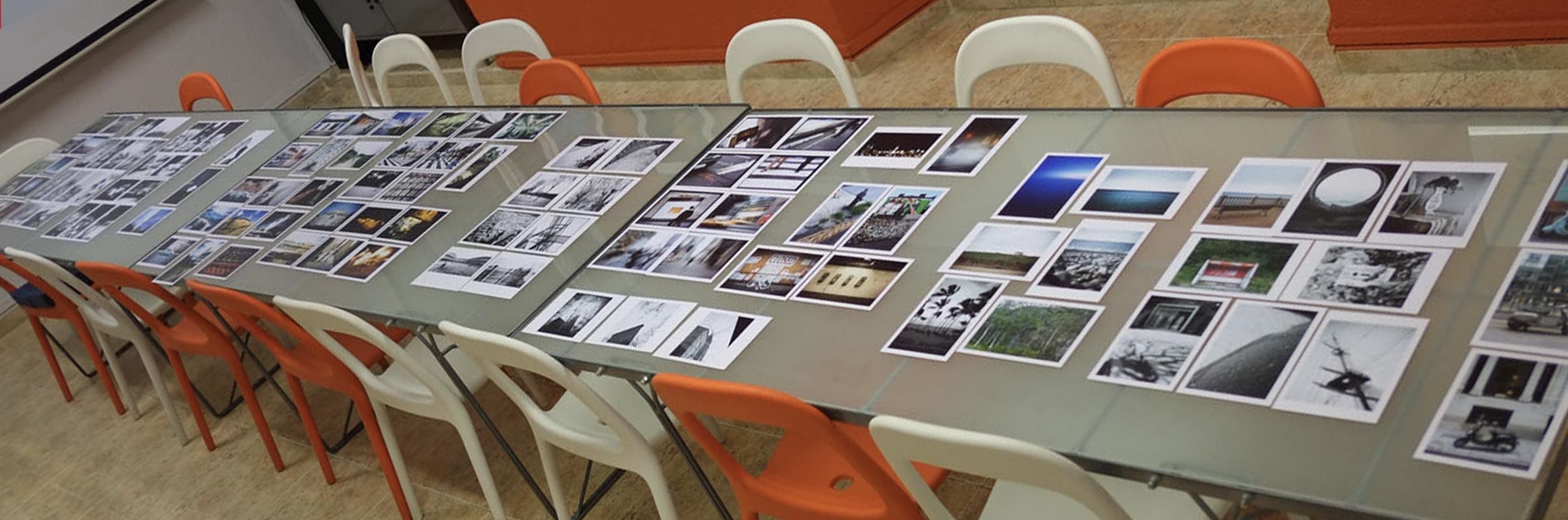Copias fotográficas en color sobre una mesa